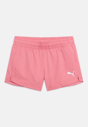 Shorts de sport roses avec une taille élastique et un petit logo Puma blanc sur le bas du côté droit, posés à plat sur un fond blanc.