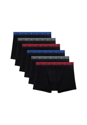 Zwarte boxershorts in een verpakking van vijf, met elastische taillebanden in blauw, grijs en rood met herhaald 'HOM'-logo. Glad oppervlak.