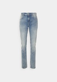 Jeans de denim azul claro con un ajuste slim, cintura alta, diseño de cinco bolsillos y un desvanecimiento sutil. Corte recto clásico y costuras reforzadas.