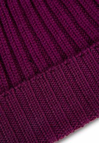 Berretto lavorato a maglia di un viola scuro con una texture a costine, caratterizzato da un bordo spesso in fondo e una finitura morbida e pelosa.