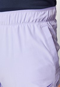 Nike Performance Pantalón corto de deporte - purple pulse black