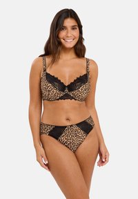 Ensemble de lingerie en motif léopard avec une bordure en dentelle noire. Le soutien-gorge a des bretelles supportantes, et le slip assorti présente un design imprimé.
