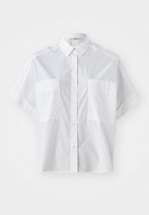White short-sleeve shirt made of lightweight fabric, featuring a button-down collar and two chest pockets. Smooth texture with a tailored fit.