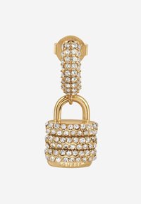 Orecchino a forma di lucchetto dorato impreziosito da strass trasparenti, con una banda testurizzata e il nome del marchio inciso alla base.