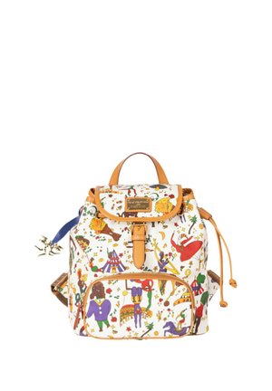 Kleine rugzak met kleurrijke circusillustraties en beige leren accenten, voorzien van een voorvak en een trekkoordsluiting.