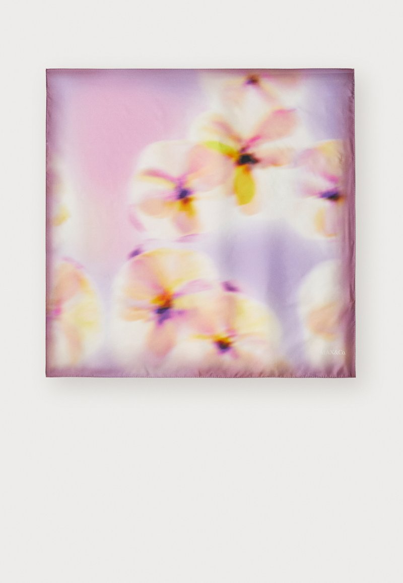 Silk tørklæde med et sløret blomsterdesign i pastelfarver, primært pink og lavendel, med subtile gule accenter.