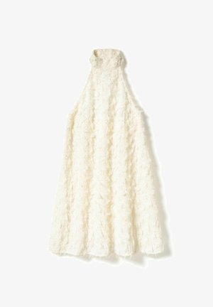 Rochie albă cu decolteu halter, dintr-un material texturat și pufos, având o siluetă largă și detalii complexe pe întreaga suprafață.