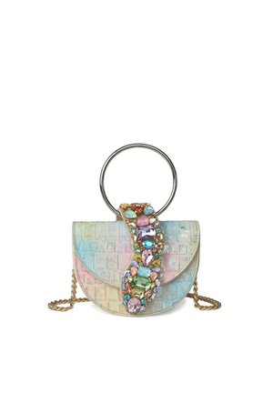 Pequeño bolso de mano de color pastel con un patrón texturizado, correa grande con joyas, asa circular de metal y correa de cadena dorada para el hombro.