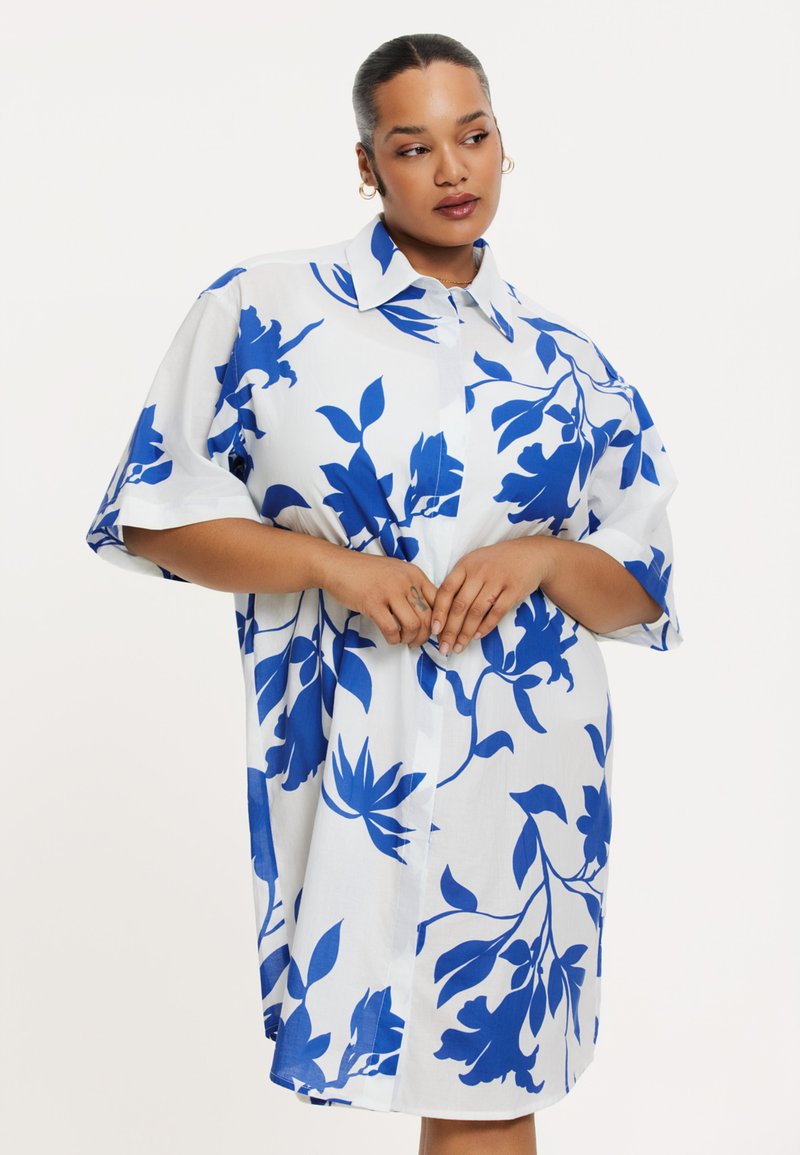 Übergroßes Hemdblusenkleid aus weißer Baumwolle mit blauem Blumendruck, kurzen Ärmeln, klassischem Kragen und lässiger Passform.