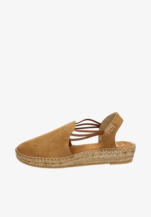 Brązowe zamszowe espadryle z zamkniętym noskiem, otwartym tyłem i krzyżującymi się paskami. Posiadają plecioną jutową podeszwę i płaski fason.