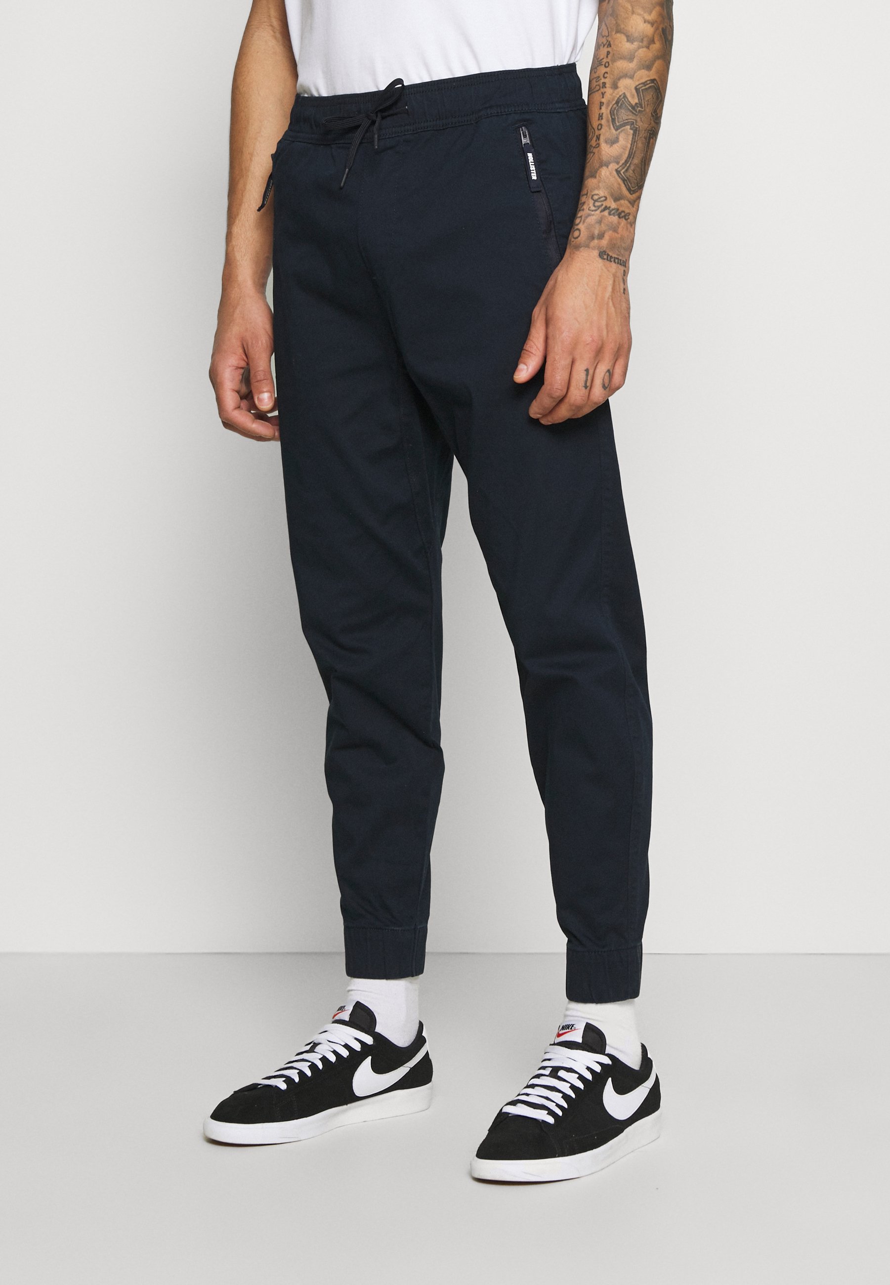 gap red blue sweatshirt