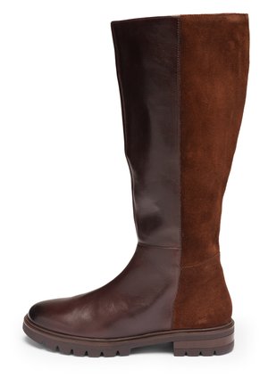Knielanger Stiefel mit dunkelbraunem Leder vorne und an der Ferse, kontrastierend hellbraunem Wildleder hinten, profilierter Sohle und abgerundeter Zehenpartie.