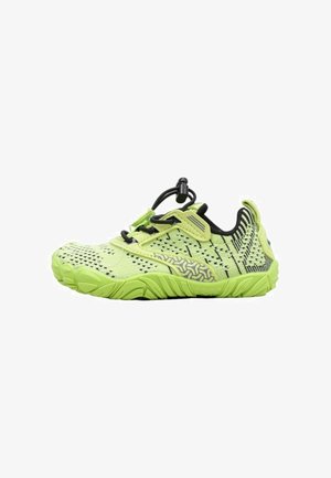 Baskets en maille respirante vert néon et noir avec semelle texturée, lacets élastiques à bascule et languette au talon.