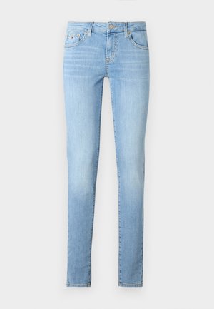 Vaqueros de denim azul claro con corte slim, cinco bolsillos y una cinturilla con costura. Presentan un ligero desgastado y un clásico cierre de cremallera con botón.