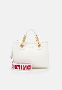 Sac à main blanc texturé avec ferrures dorées, double poignée supérieure et une bandoulière amovible avec des rayures roses et rouges et un logo.