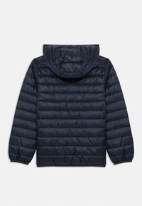 Μπλε σκούρο μπουφάν-φουσκωτό με κουκούλα, με οριζόντιες ραμμένες περιοχές, ελαστικά μανίκια και λεία, γυαλιστερή υφή.