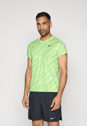 NIKECOURT VICTORY TOP PRINT - Sport T-shirt - mean green/black