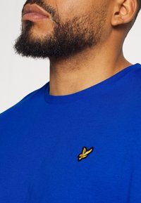 Lyle & Scott Jednoduché tričko - blue