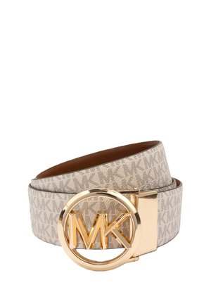 Ceinture beige avec motif répétitif "MK" et grande boucle ronde en or ornée des initiales "MK".