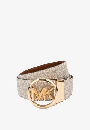 Beiger Gürtel mit wiederholtem "MK"-Muster und großer runder goldener Schnalle mit den Initialen "MK".