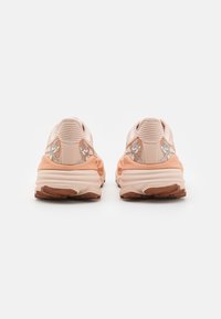 HOKA STINSON 7 - Trail hardloopschoenen - cream/sandstone