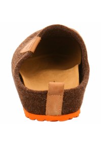 Rjavi filcasti natikači z usnjenim detajlom, ravnim notranjim podplatom in svetlo oranžnim gumijastim podplatom. Odprta zasnova za enostavno obuvanje.