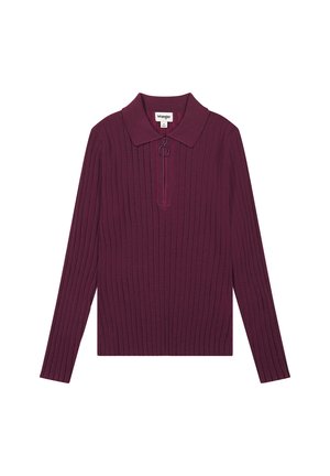 Mörkröd ribbad långärmad topp med nedfällbar krage och halvdragkedja, prydd med en cirkulär metallaccent på dragkedjan.