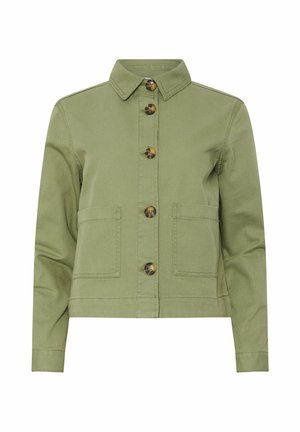 Chaqueta de manga larga verde oliva claro con cuello, cinco botones marrones en la parte delantera y dos bolsillos frontales de parche.