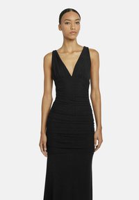 Schwarzes Abendkleid mit V-Ausschnitt, gerafften Details und taillierter Silhouette, aus schimmerndem Stoff gefertigt und bodenlang.
