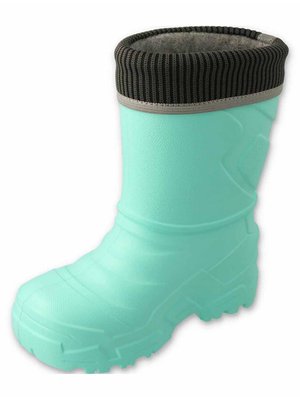 Jasnoniebieski wodoodporny zimowy but z grubym czarnym dzianym mankietem i fakturowaną podeszwą, zaprojektowany do zimnych, mokrych warunków.