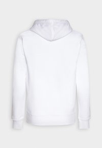 Sudadera de algodón blanca con una textura suave, que cuenta con una capucha con cordón, mangas largas y un dobladillo recto. Sin gráficos ni patrones visibles.