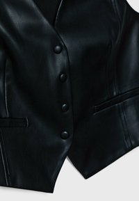 Zwart leren vest met een getailleerd ontwerp, zes ronde knopen en twee zijzakken, met een gladde textuur en glanzende afwerking.
