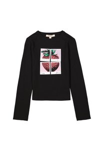 Schwarzes langärmliges Shirt mit einem quadratischen Grafikdesign einer Erdbeere, die in vier Teile unterteilt ist, umgeben von grünen Blättern und einem rosa Hintergrund.