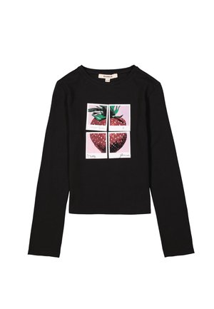 Zwarte shirt met lange mouwen, voorzien van een vierkante afbeelding van een aardbei die in vier secties is verdeeld, met groene bladeren en een roze achtergrond.