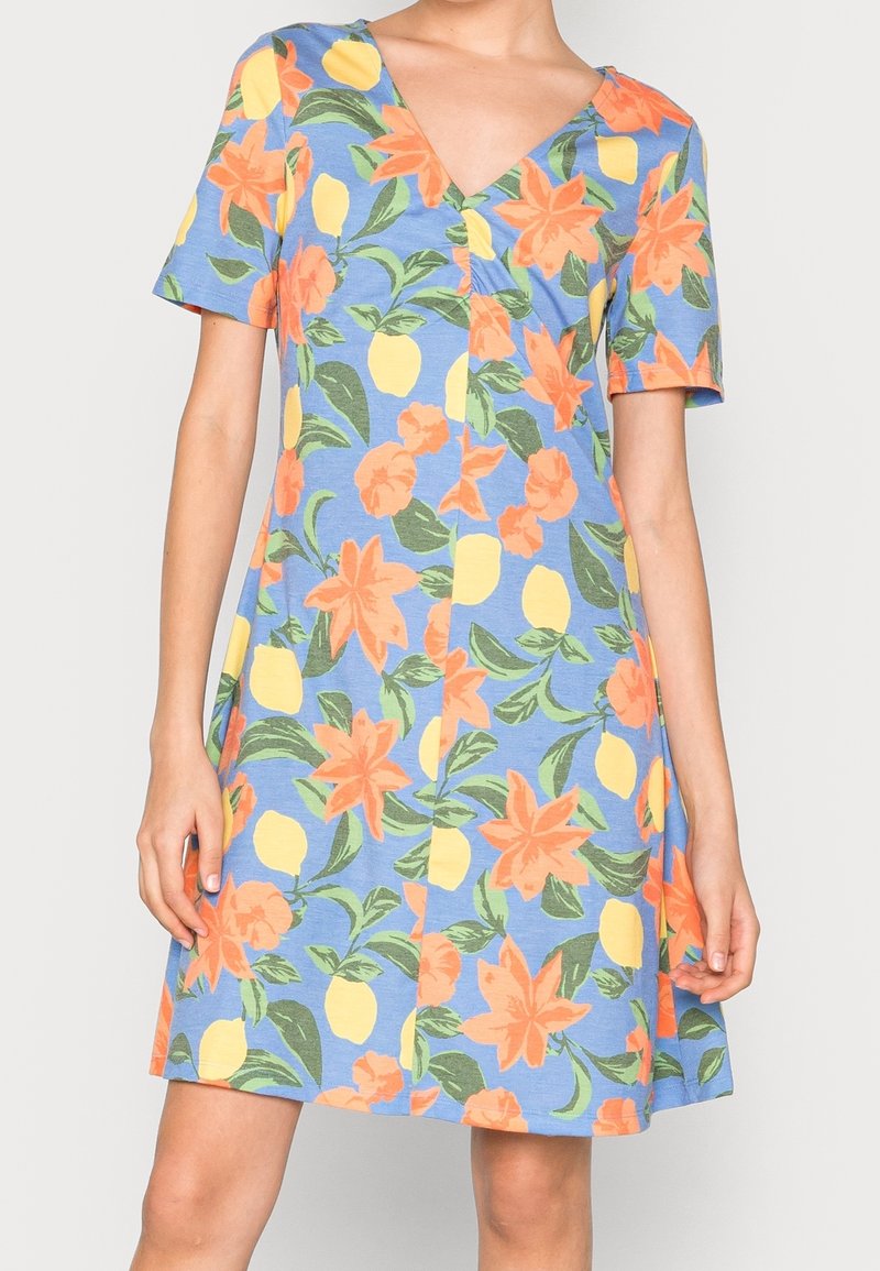 Vestido de manga corta con fondo azul y vibrantes flores naranjas y limones amarillos. Hecho de un tejido ligero con un diseño de escote en V.