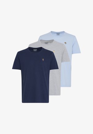 Trīs kokvilnas T-krekli: tumši zils, pelēks un gaiši zils. Katram ir neliels attēls: saldējuma konuss, palmu koks un saule.