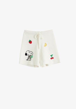 Witte gebreide shorts met trekkoord, versierd met een geborduurde Snoopy die een groen blad vasthoudt, en kleine patches met aardbei, citroenschijfje en kers.