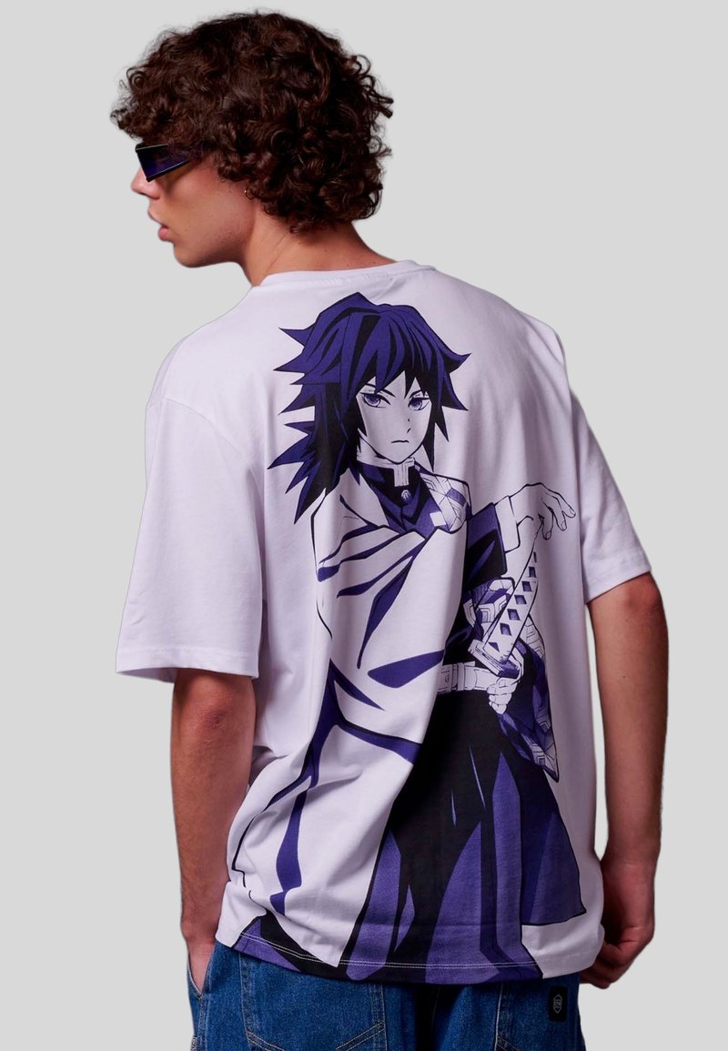 Weißes T-Shirt mit kurzen Ärmeln, das auf der Rückseite eine große lila Grafik eines Charakters zeigt, mit detaillierten Gesichtszügen und Outfit-Design.