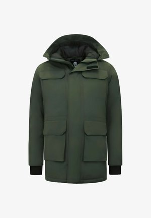 Donkergroene gewatteerde winterjas met grote klepzakken, een hoge kraag, capuchon en zwarte binnenmanchetten.