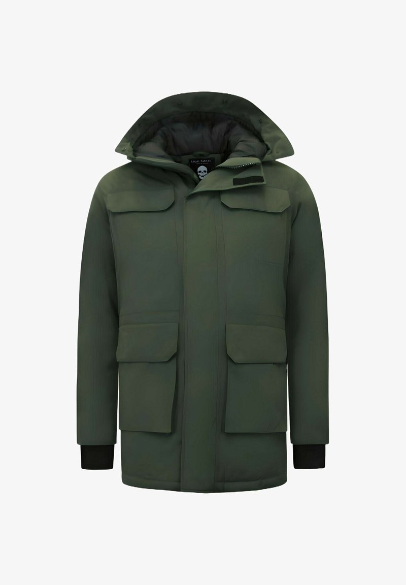 Donkergroene gewatteerde winterjas met grote klepzakken, een hoge kraag, capuchon en zwarte binnenmanchetten.