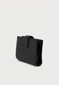 Portofel din piele neagră cu un design simplu, având închidere cu clapetă și o formă compactă. Textură netedă cu linii clare.