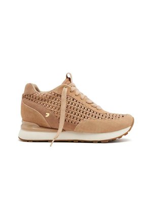 Sneaker beige con un design tessuto, materiale in suede, punta rotonda, tacco arrotondato e suola in gomma chiara. Presenta lacci piatti e un accento dorato.