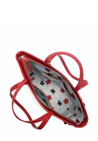 Červená kožená kabelka se zapínáním na zip a dvěma uchy. Vnitřek má vzorovanou podšívku s modrými a černými květy na světlém pozadí.