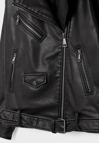 Veste en cuir noir avec plusieurs poches zippées, une taille ceinturée avec une boucle en métal, et une texture lisse. Les fermetures éclair ont des accents en métal argenté.