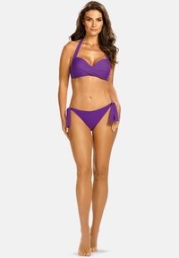 Fioletowy zestaw bikini z skręconym topem bandeau i halterami oraz dolnym częścią low-rise z kokardkami po bokach.