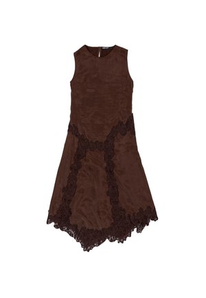 Bruine mouwloze jurk met een gestructureerde stof, kantaccenten langs de zijkanten en zoom, en een uitlopende silhouette met een ronde halslijn.