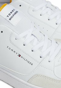 Tommy Hilfiger BASKET CORE LTH MIX ESS - Sneakers basse - city yellow