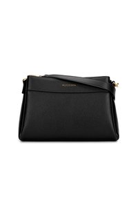 Czarna skórzana torebka o uporządkowanym kształcie, z logo w kolorze złotym i regulowanym paskiem. Gładka tekstura i minimalistyczny design.