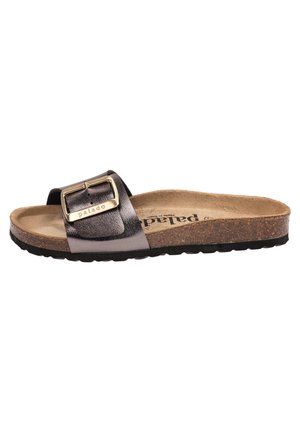 Slip-on sandal med korksål, tan fodseng, sort metallisk rem og stor gylden spænde på hvid baggrund.