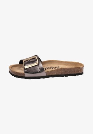 Sandale slip-on avec semelle en liège, semelle intérieure couleur tan, bride métallique noire et grande boucle dorée sur fond blanc.
